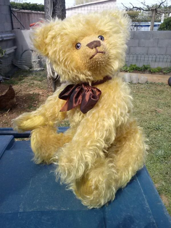 christophe l'ours en mohair assis qui regarde à gauche